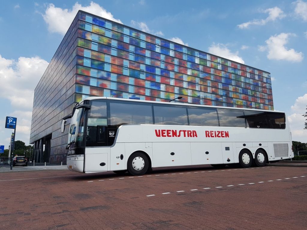 Luxe bus met een groep met SchoolreisEuropa